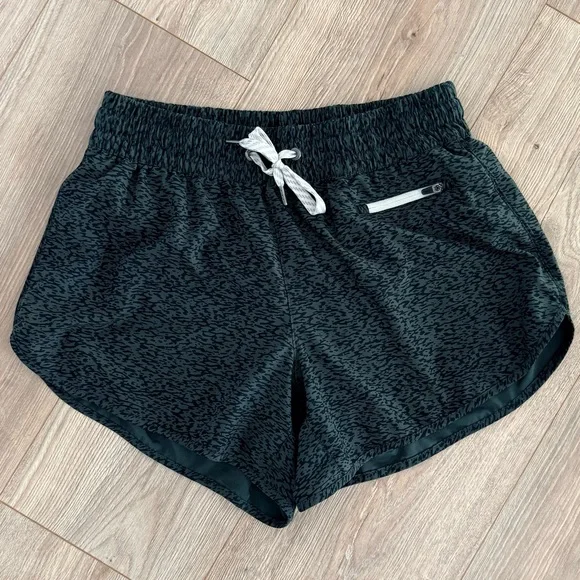 Vuori Clementine 2.0 Shorts 4” - Picture 3 of 5